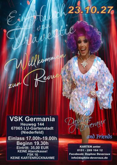 Buntes Veranstaltungsplakat für eine Travestie Revue mit einer Drag-Künstlerin vor rotem Bühnenvorhang.