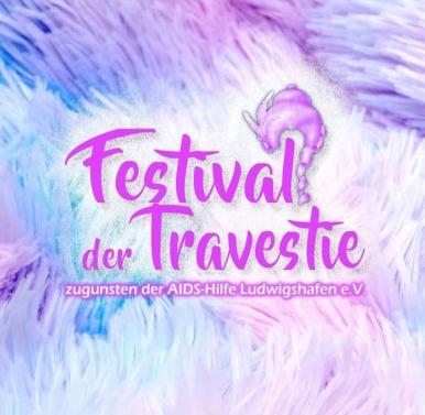 Plakat mit dem Schriftzug Festival der Travestie auf flauschigem Hintergrund in Pastellfarben.
